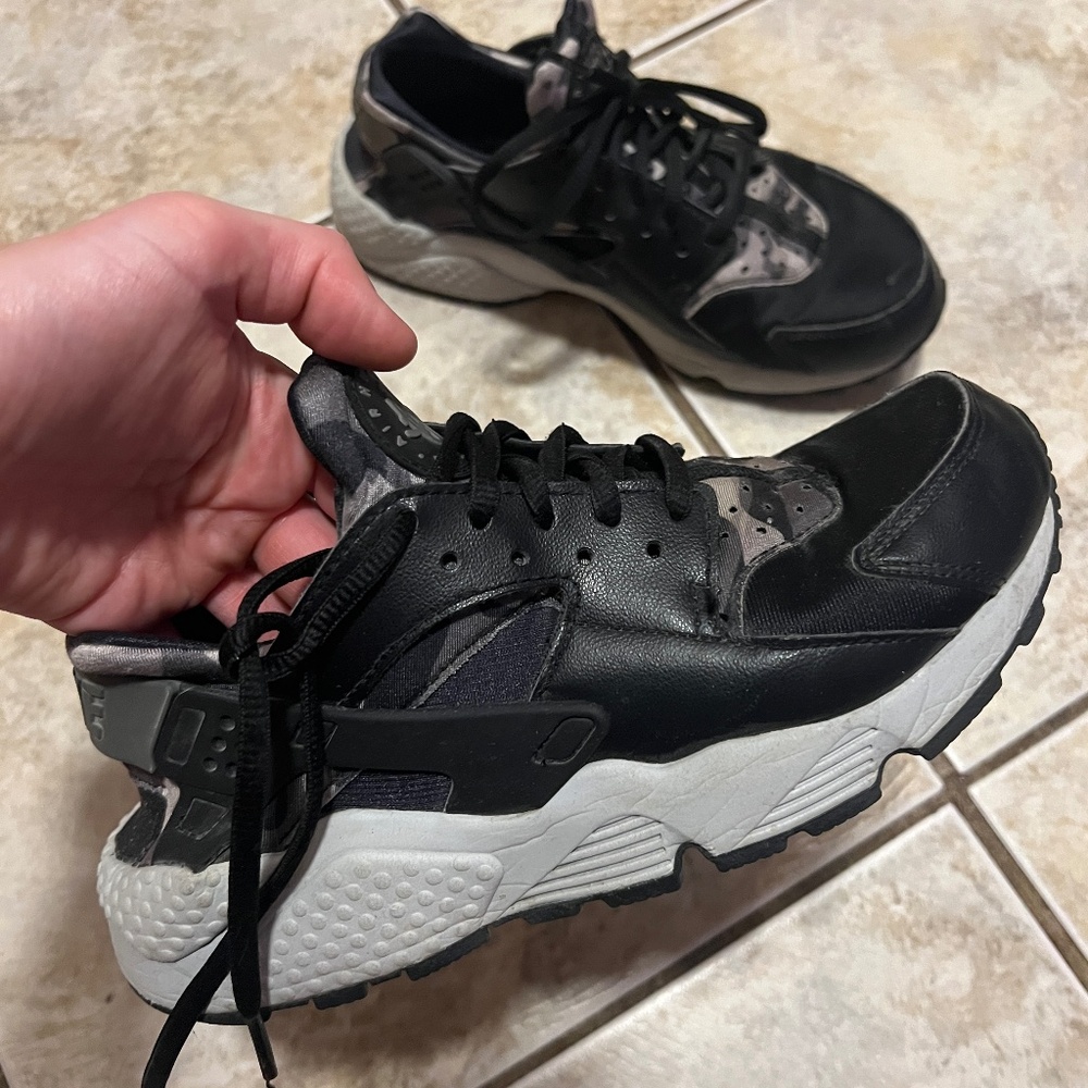 RARE camo Nike Huarache (fits like 6.5W)